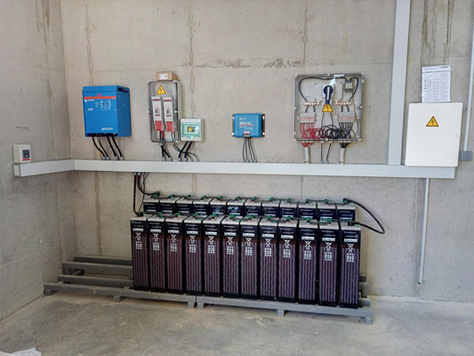 CUARTO TÉCNICO EN NAVE AGRÍCOLA AISLADA (CUENCA). 28kWh-10kWn