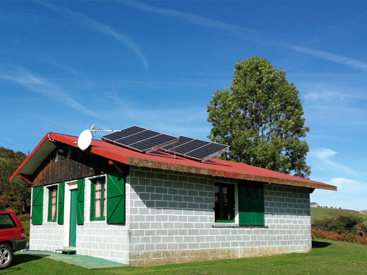 INSTALACIÓN FOTOVOLTAICA 1,6kWp EN REFUGIO DE MONTAÑA (BIZKAIA)
