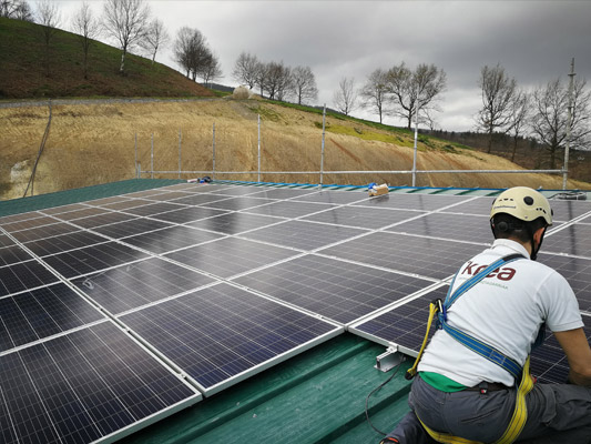 MONTAJE INSTALACIÓN FOTOVOLTAICA PARA GRANJA AVÍCOLA (BIZKAIA)