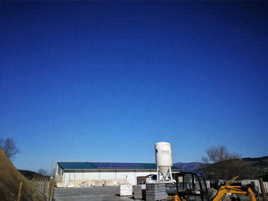 INSTALACIÓN FOTOVOLTAICA 16,2kWp PARA GRANJA AVÍCOLA (BIZKAIA)