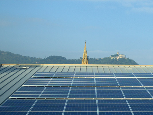 PARTE DE LA INSTALACIÓN FOTOVOLTAICA DE 50 kWp EN EL EDIFICIO DE SAN SEBASTIAN TABAKALERA (GIPUZKOA)